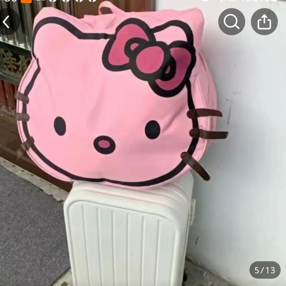Sanrio Hello Kitty Travel bag. Color: pale pink
